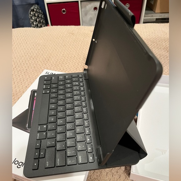 Slimfolio from Logitech keyboard and case for iPad - Picture 2 of 5